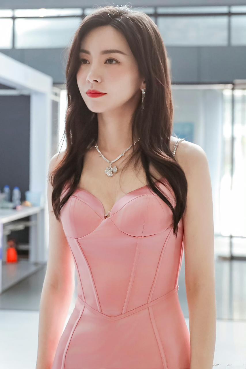 于文文芭比粉吊带裙# 近日于文文一席粉色吊带裙出席某节目录制,惊艳