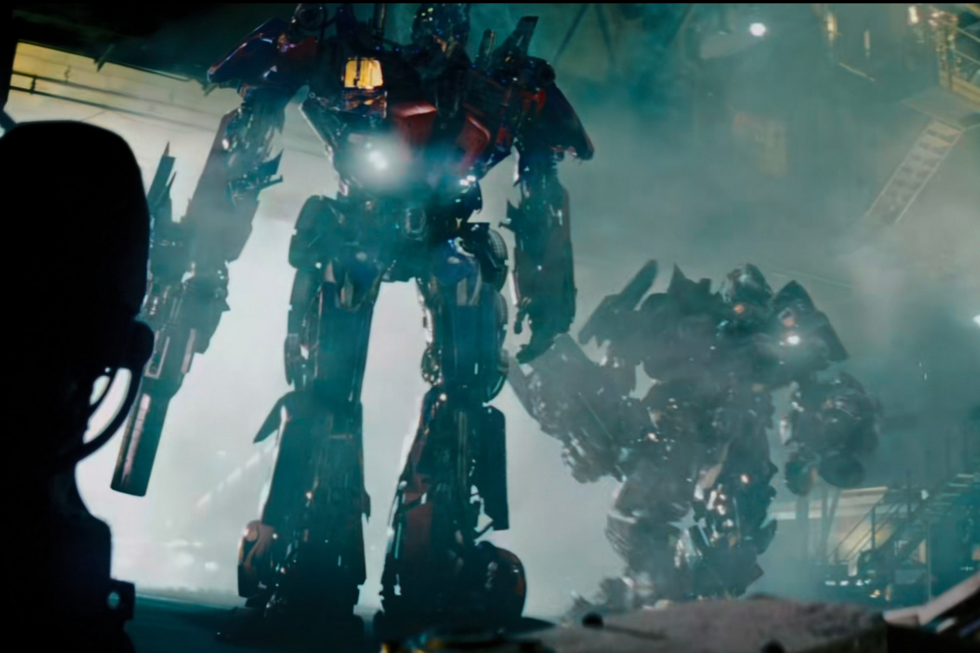 《变形金刚2》不得不说,这部电影的男主真的有点自私,害得擎天柱牺牲