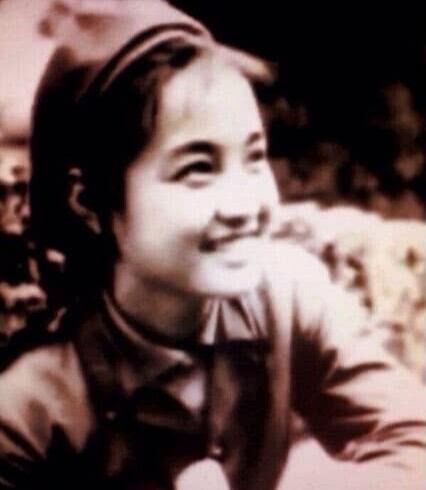 目睹刘晓庆身着军装的照片,让人又想到那款经典难忘的65式军服!