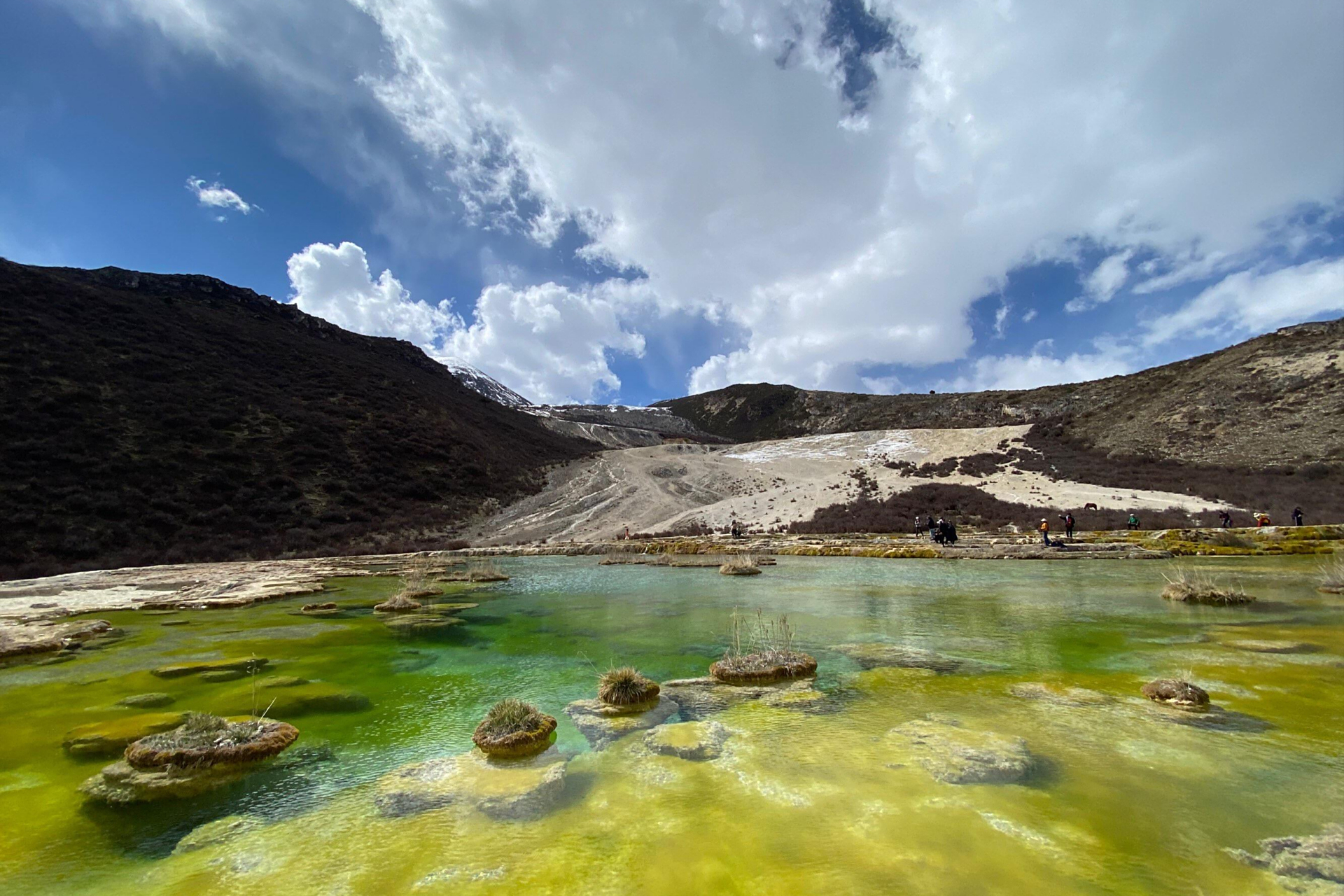 甘孜州伍须海:位于甘孜九龙县汤古乡,被喻为"仙女梳妆的明镜".