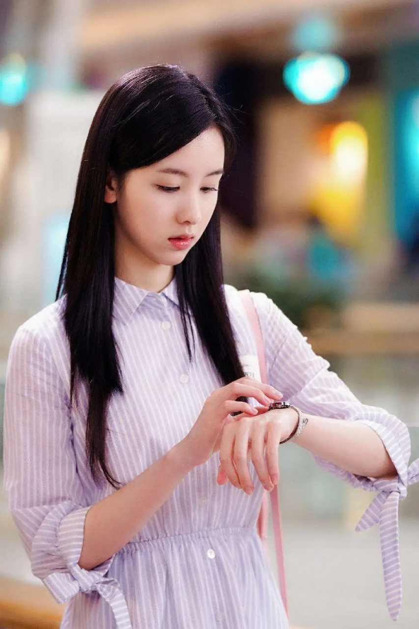 南航校花陈都灵,这个30岁的年轻女性,无疑是当下中国娱乐圈的一颗亮丽