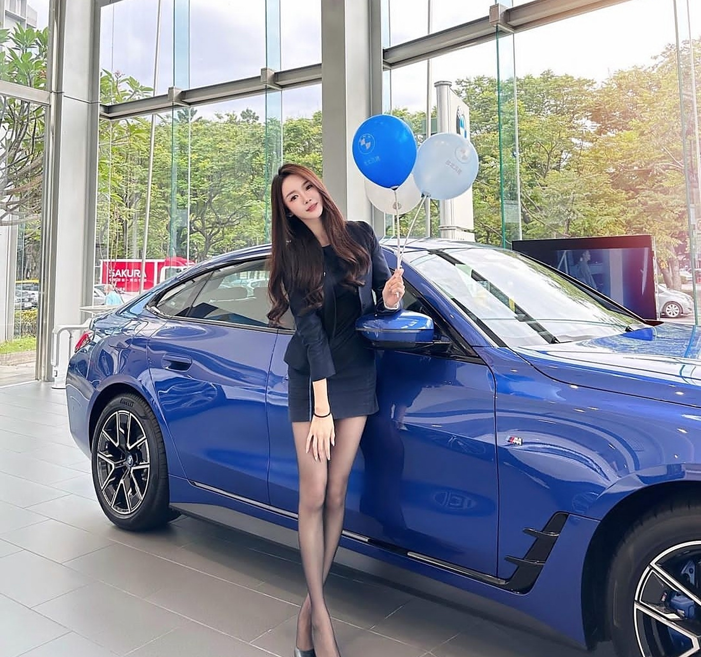 空姐换个服装,也一样可以当车模,因为颜值身材都在线#美女# #空姐日常