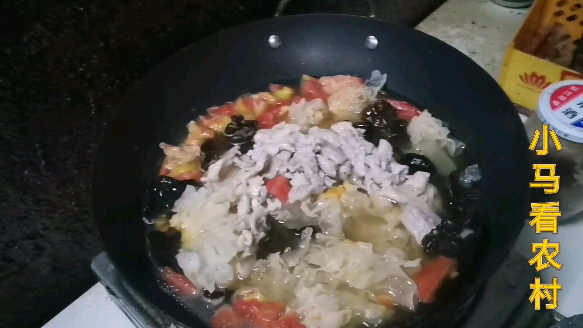骨折小伙今天做一道河南菜 肉片汤 看看有没有食欲