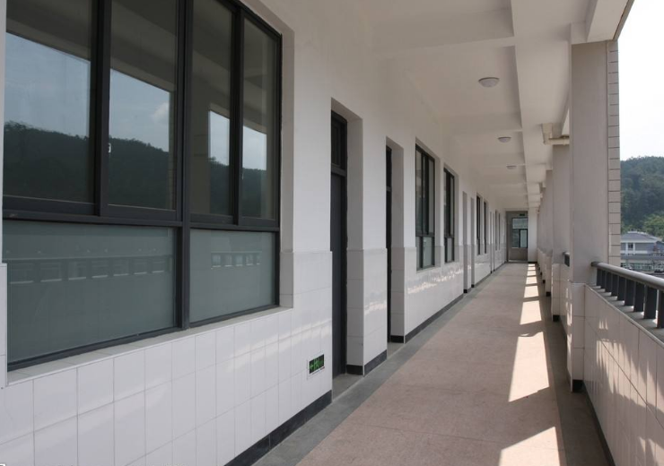 只因在学校楼道模仿一个动作,某中学初中生不慎坠楼,谁的责任?