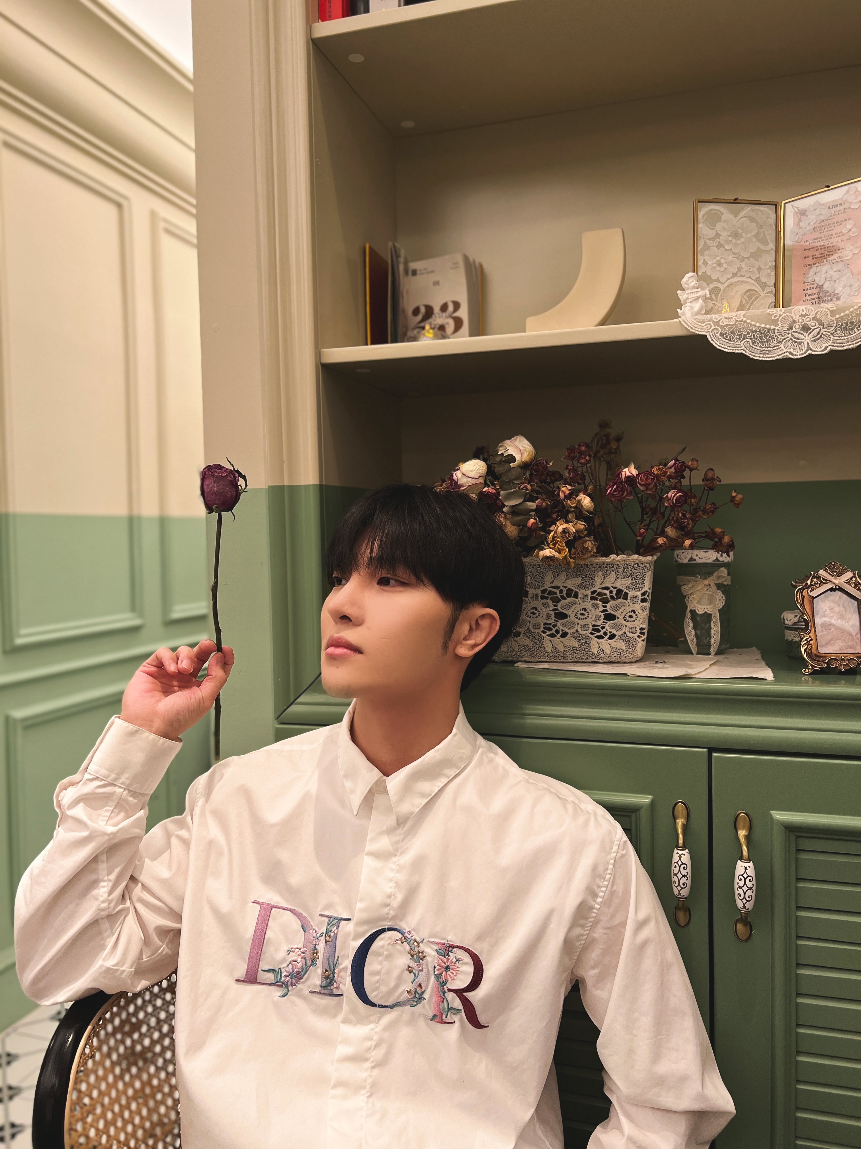 歌手韩松咖啡厅硬照