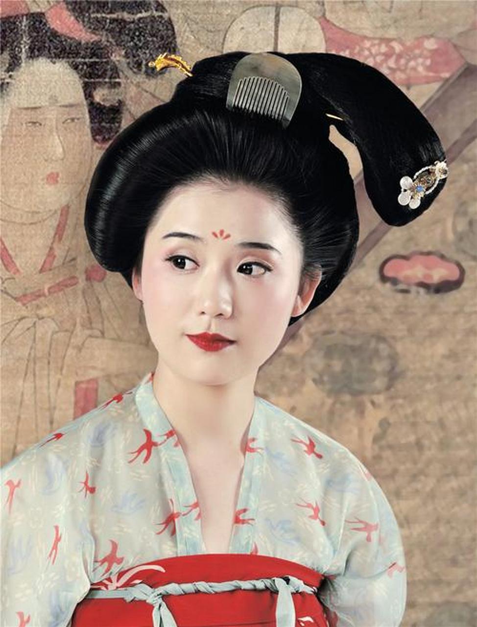 倭堕髻,由汉代堕马髻发展而来,有"堕马之余形",即有倾斜,侧垂一边的