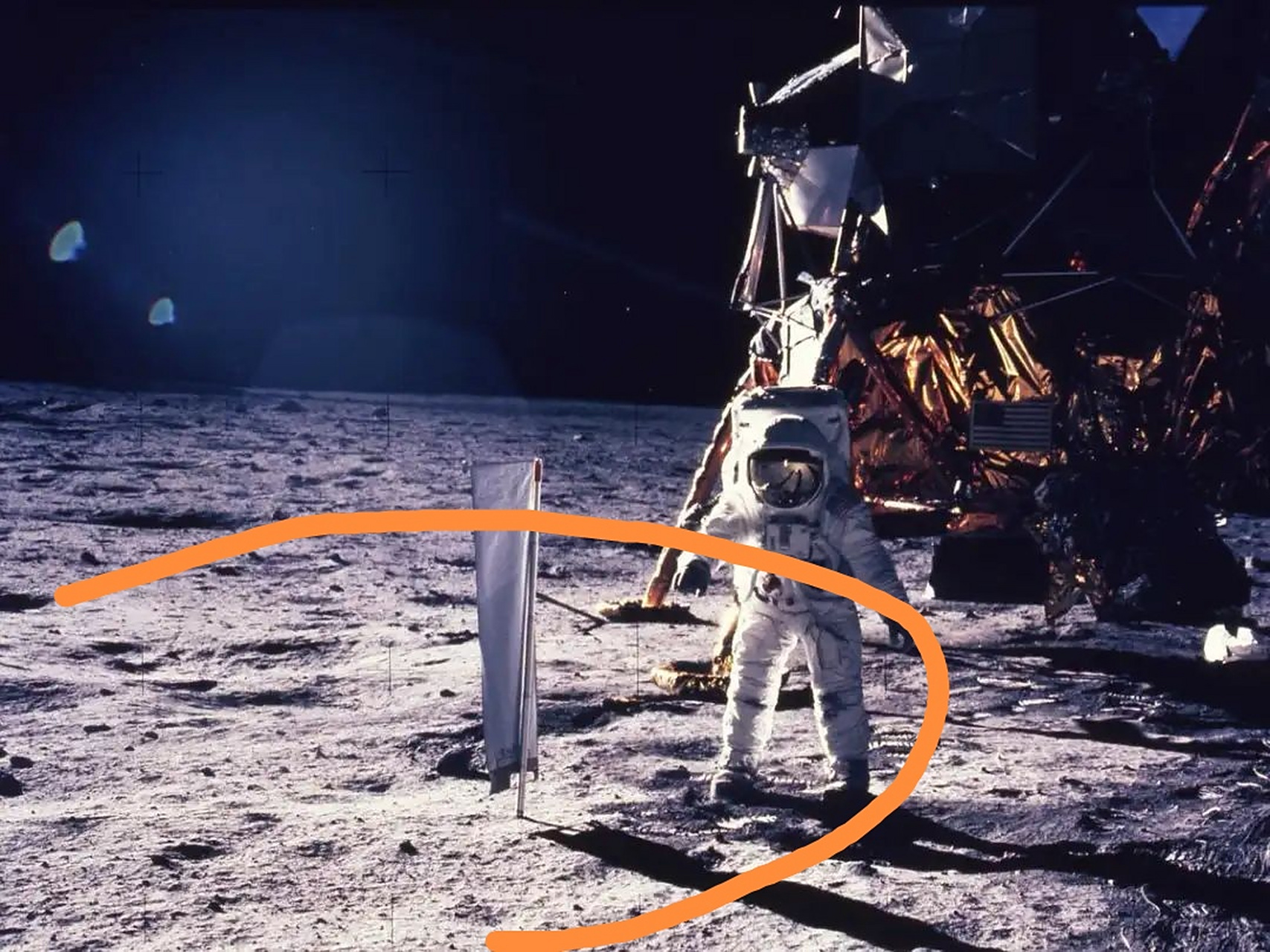 阿波罗登月照片(疑点之一)  图一:影子有多个朝向(灯棚多光源?