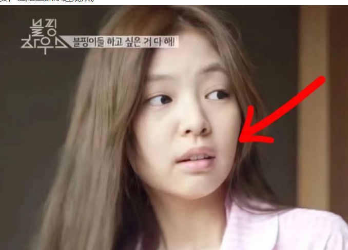 jennie素颜上综艺,状态很真实泪沟法令纹一目了然,憔悴不失美丽
