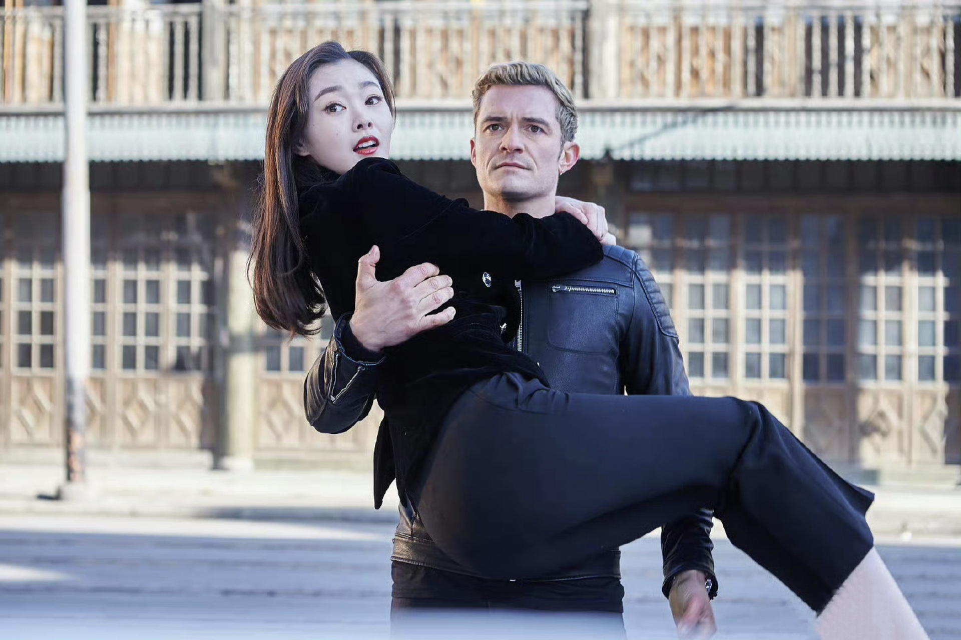 白敬亭你看,这个老外可以单手抱起你老婆耶[三哈]