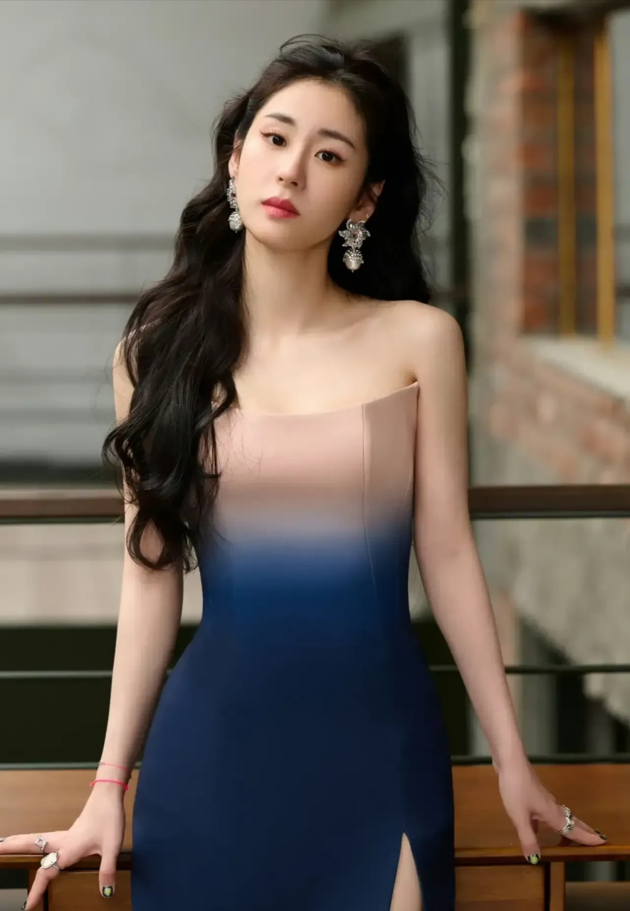 张碧晨最新一期,以粉蓝色相配抹胸裙风情万种气质佳人韵味十足姐姐真