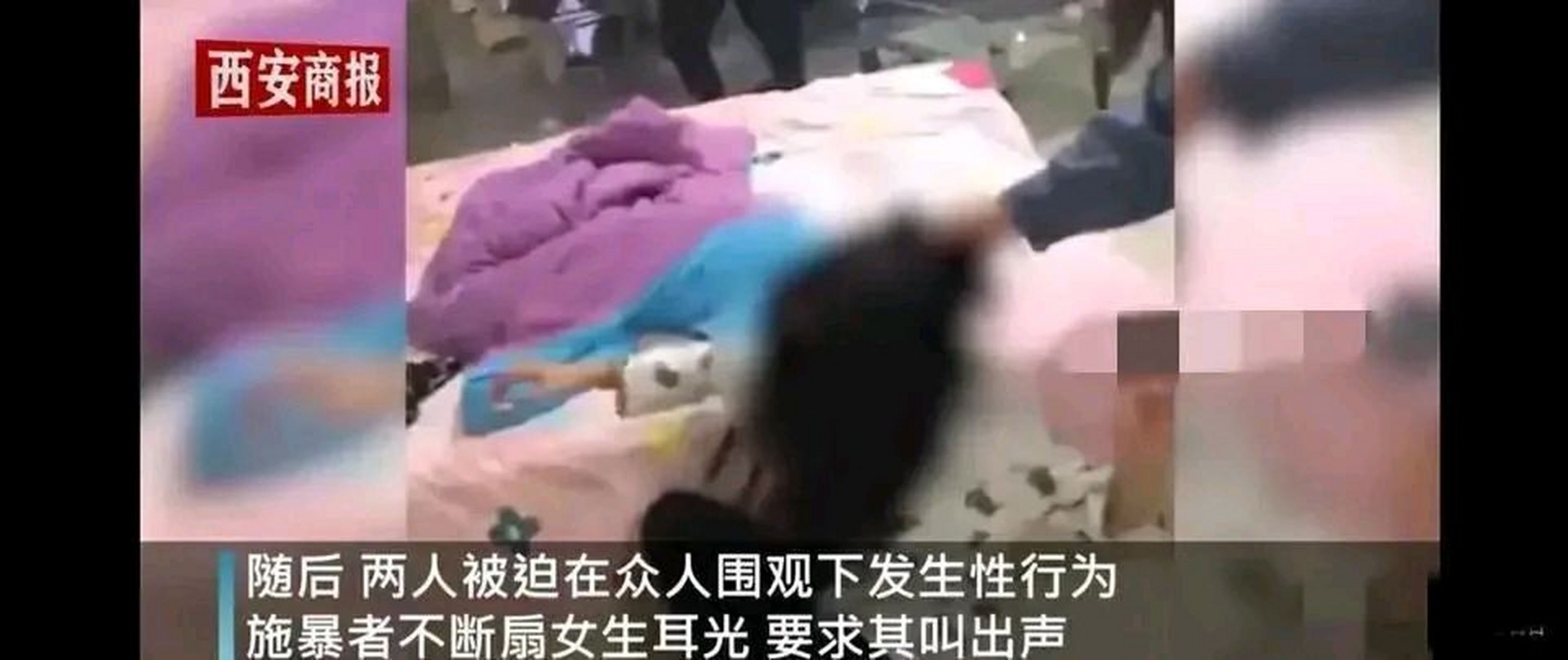 视频中,一对青年男女被关在屋内,男生被踩头殴打