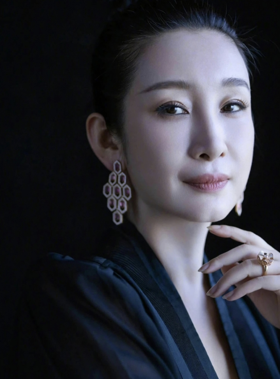 经常有人说秦海璐的家庭是女强男弱,可王新军毫不介意,大方地承认.