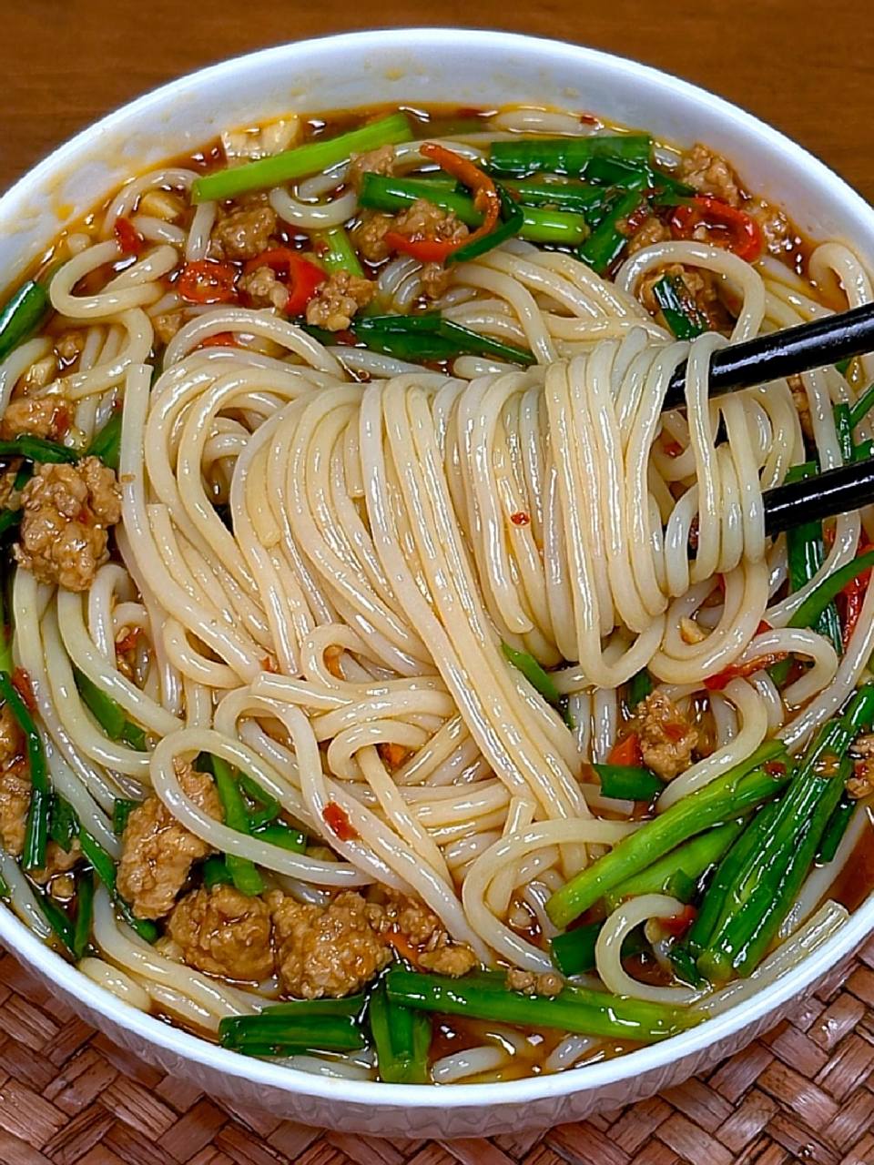 今天分享江西特色早餐新余腌粉的做法,味道鲜辣口感爽滑,家有米粉的