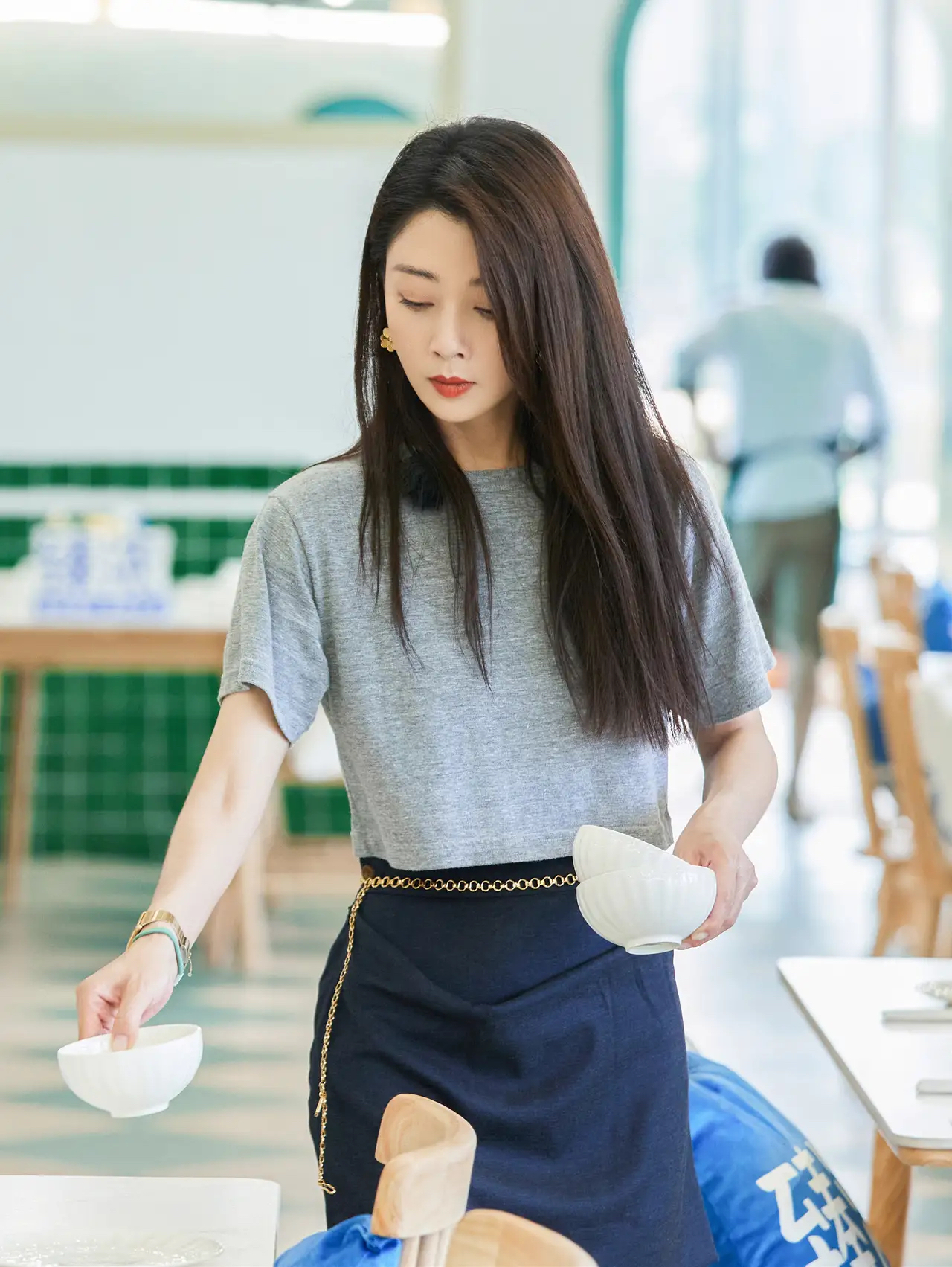 殷桃气质太好了,打底衫搭配牛仔裤减龄显身材,状态宛如少女