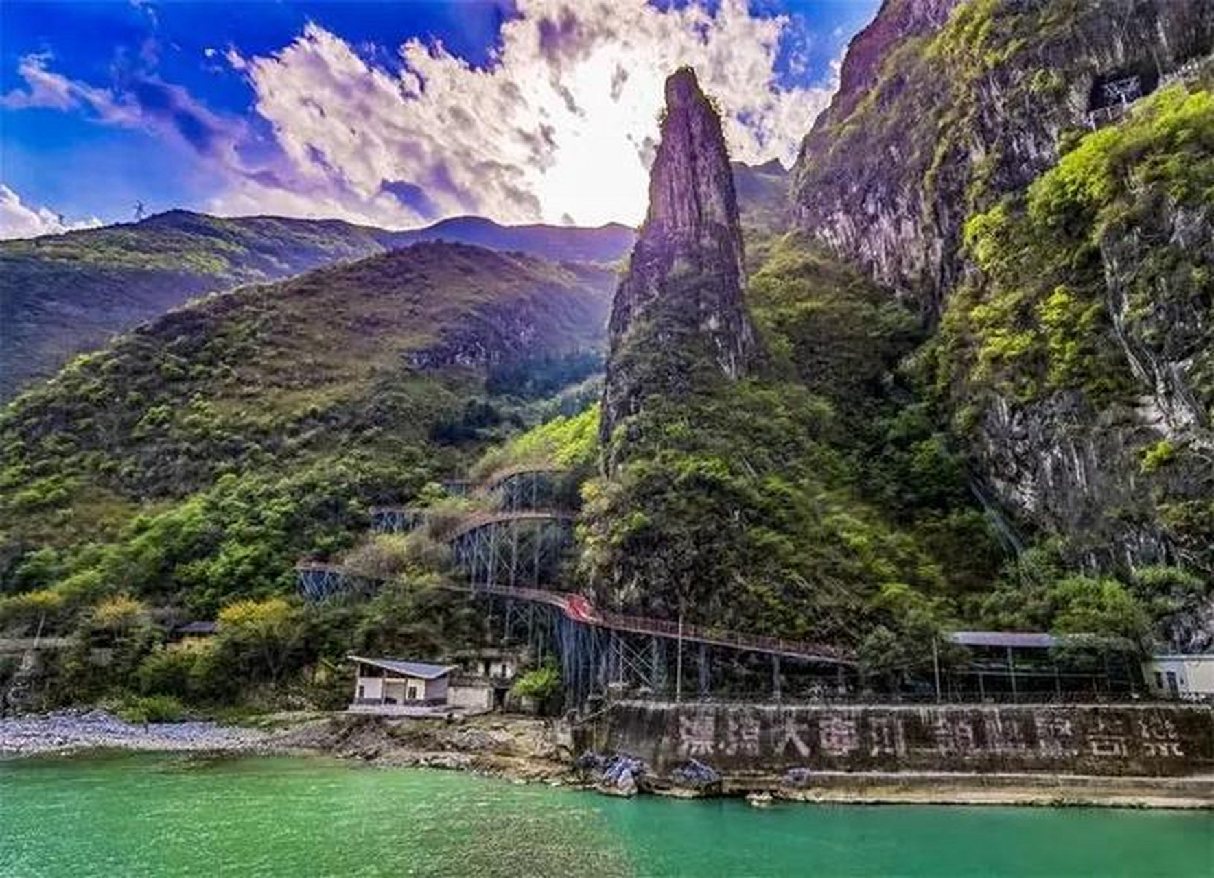 巫溪灵巫洞:它是中国重庆市巫溪县境内一处非常神秘的洞穴景点,它被