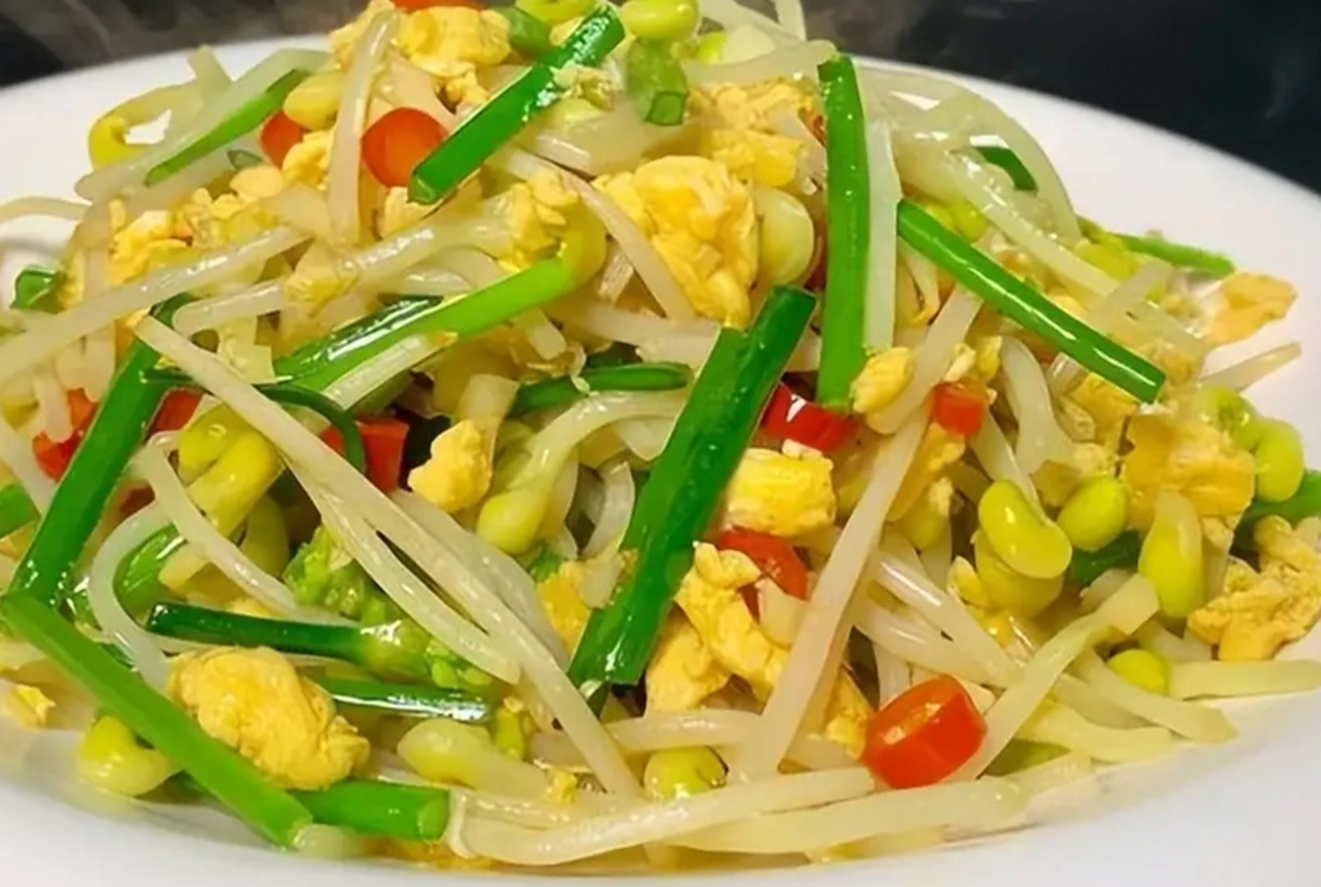 我的美食分享#  豆芽炒鸡蛋  1,豆芽放一点食盐浸泡一下,洗干净,妆父