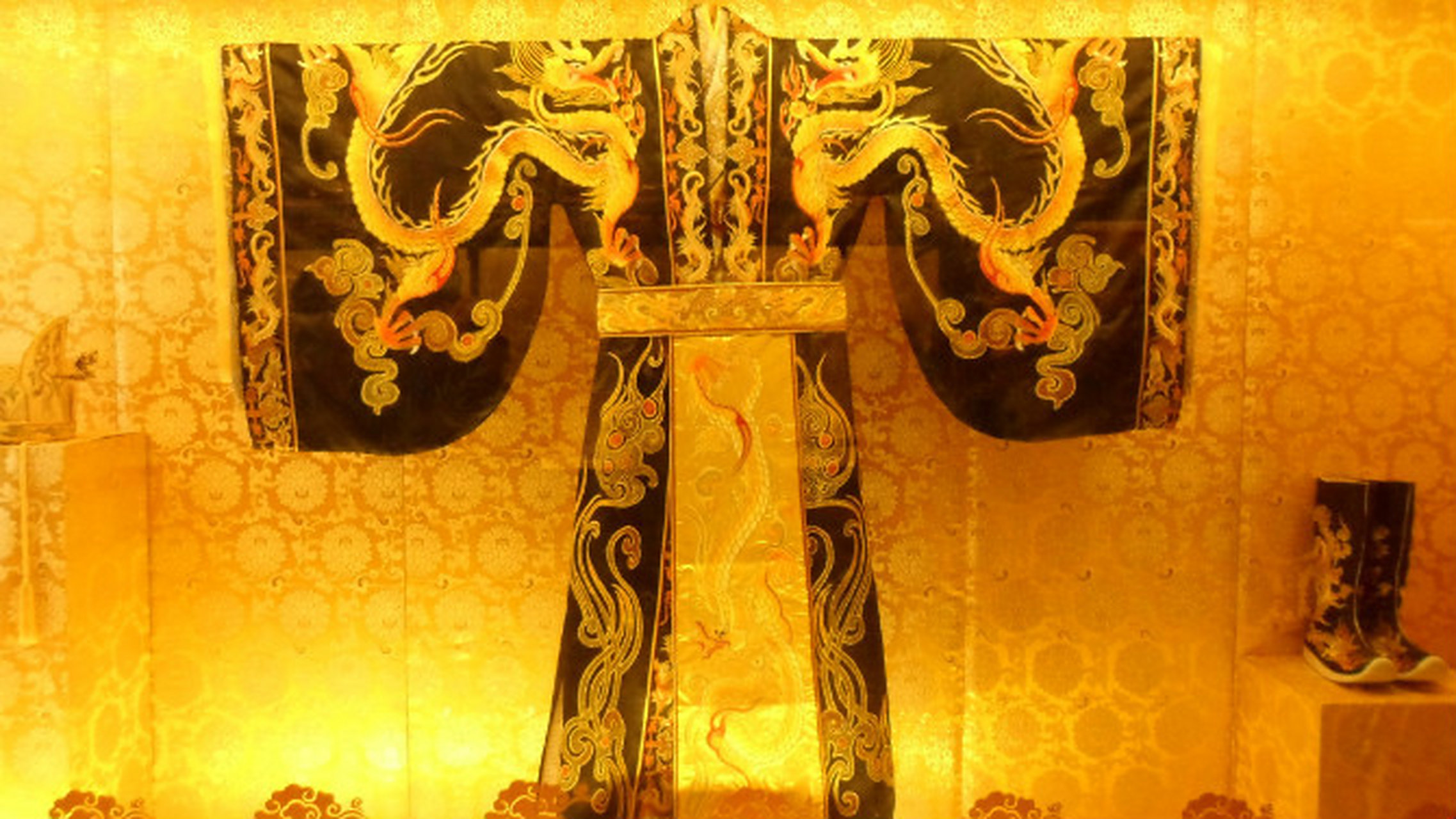 2012年于浙江杭州宋城拍摄的:龙袍和凤袍