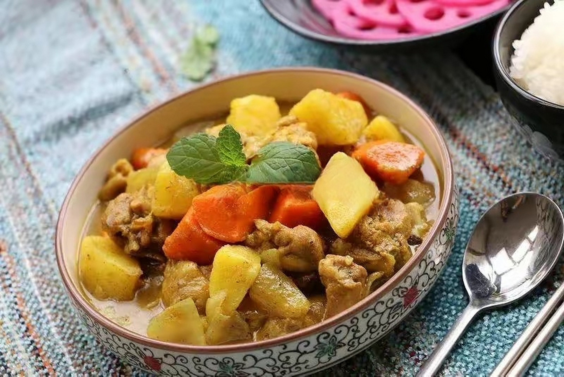 泰国椰香咖喱鸡  原料  鸡腿肉适量,胡萝卜适量,土豆适量,洋葱适量