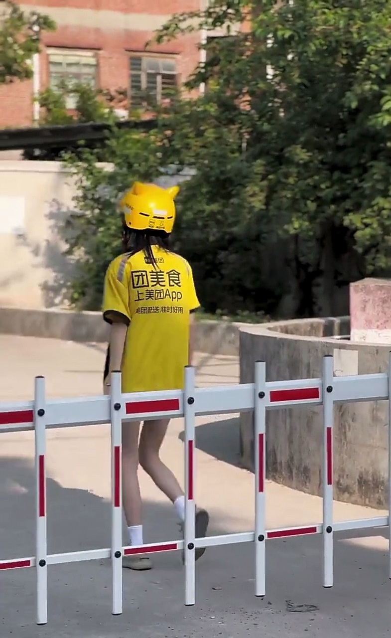 为了工作,美团小姐姐还真是挺拼的!