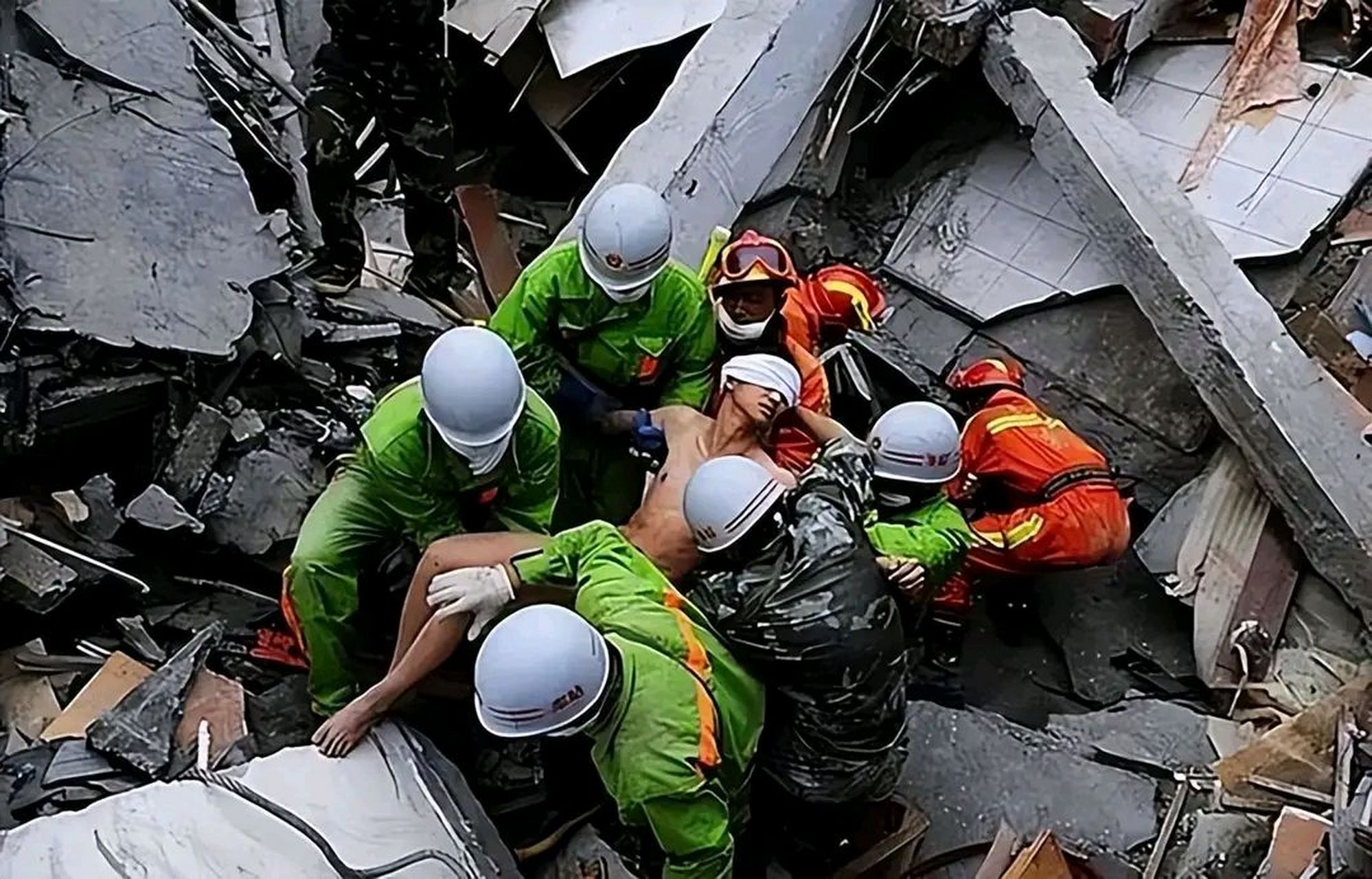 汶川地震哭泣图片