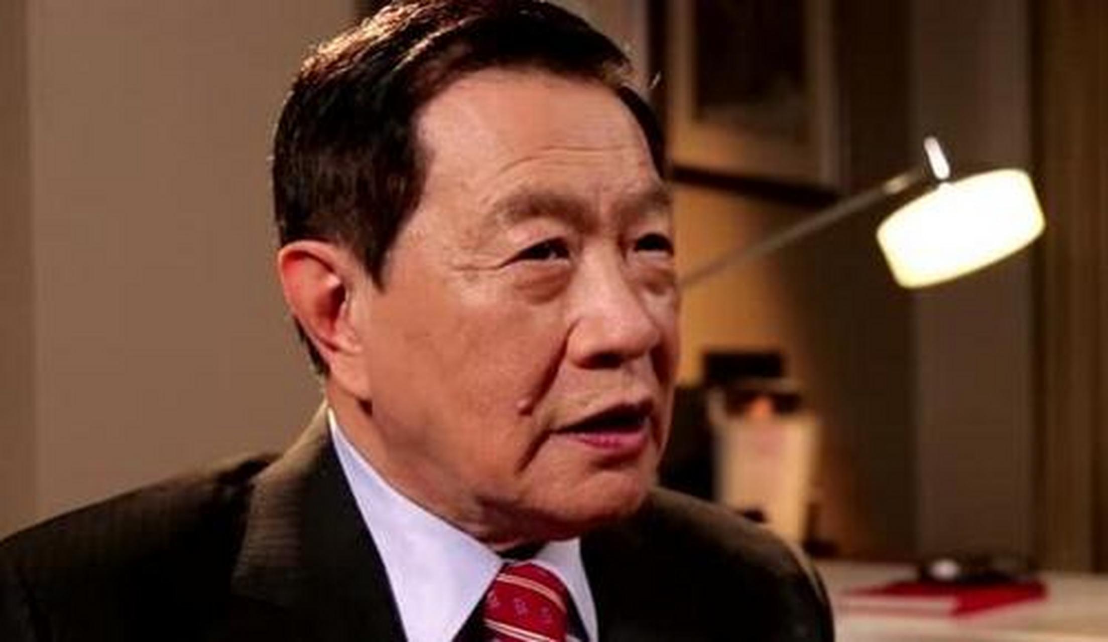 多年前,"华人神探"李昌钰回国参加活动,他看到旁边穿着西装的刘德华