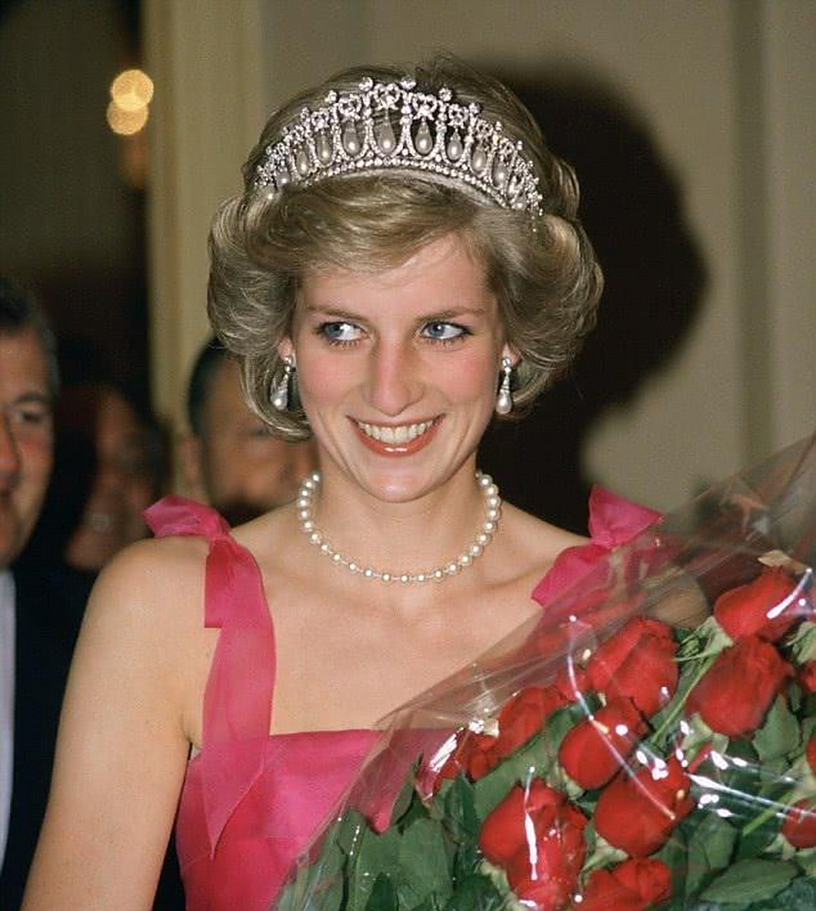 头戴珍珠泪王冠的戴安娜王妃.