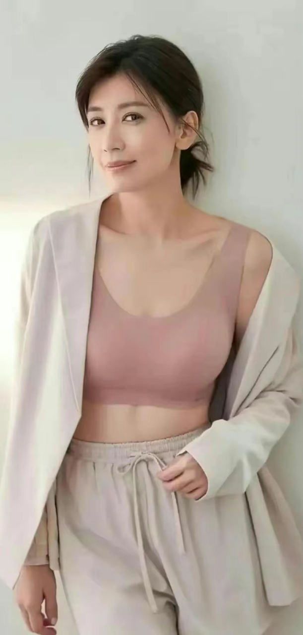 贾静雯性感写真,妩媚动人