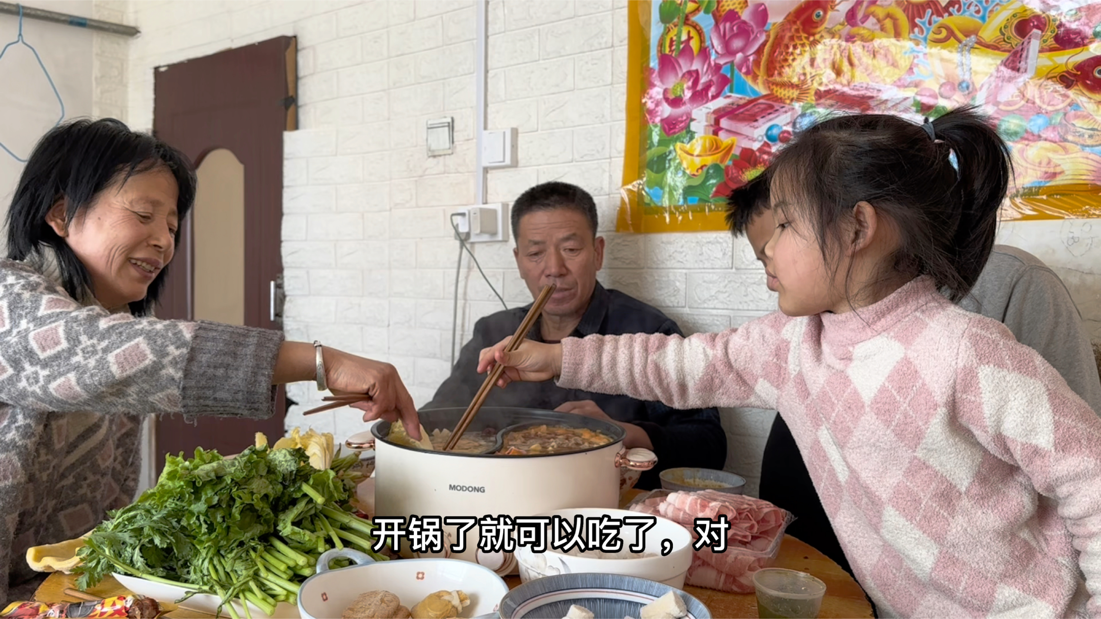 过年的剩菜吃腻了,东北老妈换口味,煮麻辣火锅一家人吃的真香