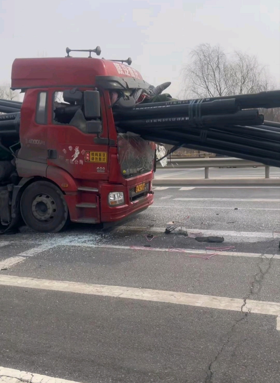 开车在路上一定要远离大卡车,一个紧急刹车,前面的车估计得粉身碎骨