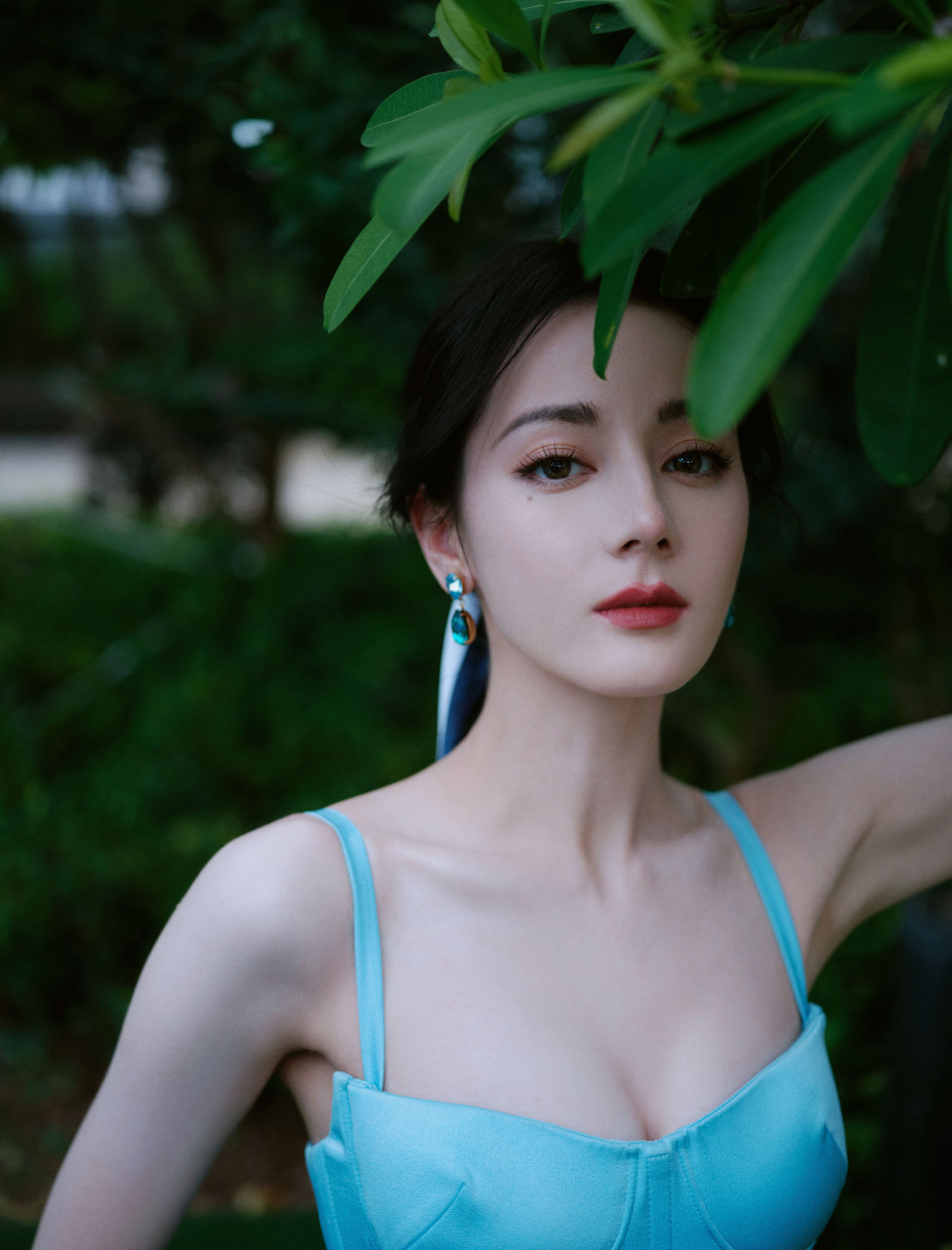 迪丽热巴身穿蓝色长裙,优雅且性感,特别是吊带的款式,增加了裙装的