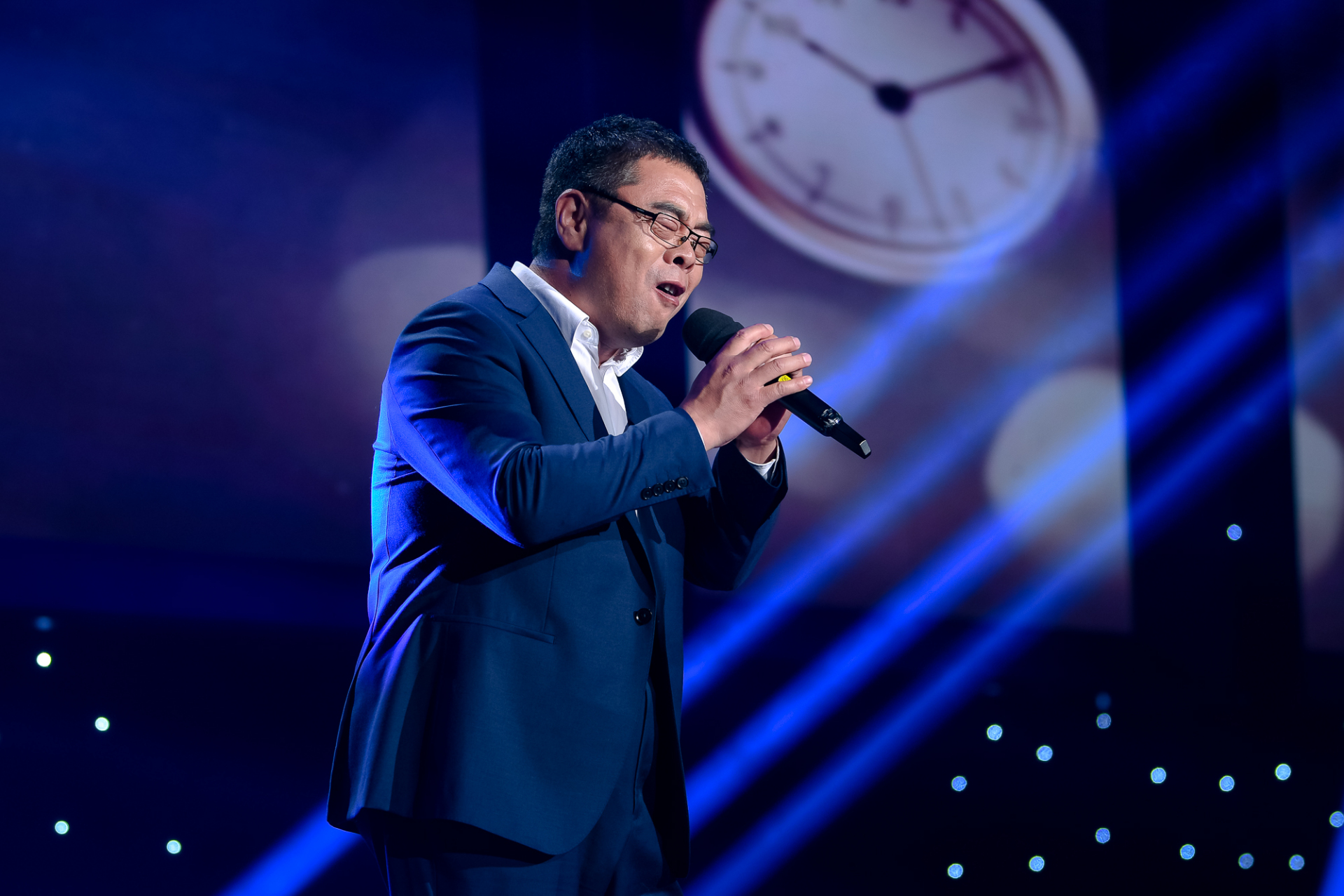 从床上爬起来,听一位叫秋裤大叔的歌手唱一首《我想静静》的歌曲,里面