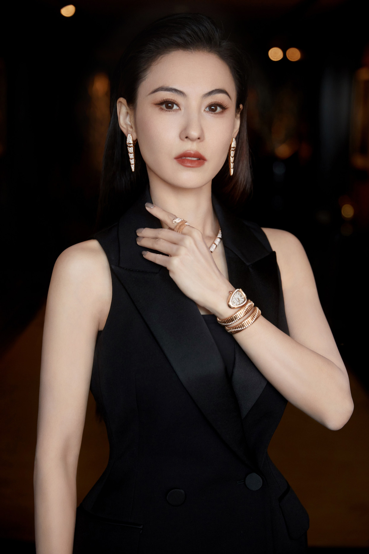 张柏芝:黑裙金色吊带抹胸裙,成熟魅力尽显!颜值惊艳凹凸有致!