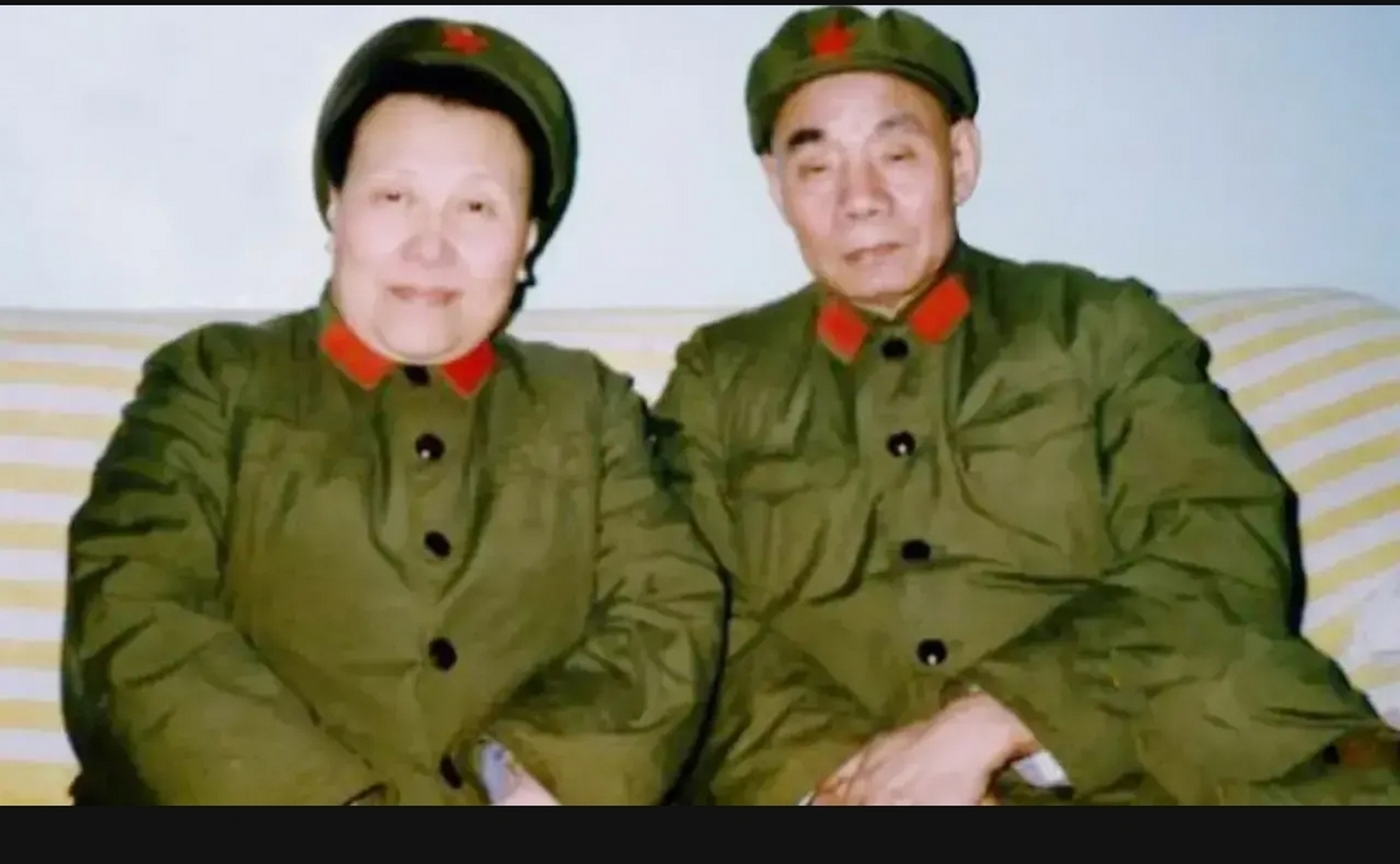 这是70年代,炮兵副司令员吴信泉将军与夫人俞惠茹,在一起的合影,照片