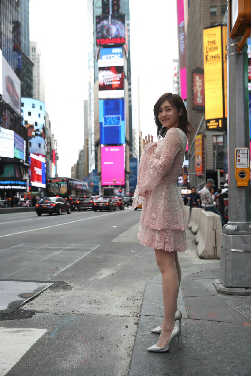 养眼美女# 刘芸的日常穿搭:粉色纱裙搭配亮银色尖头细跟高跟鞋,不仅