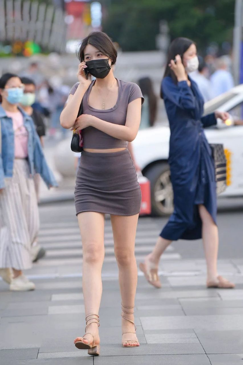 街拍灰裙子时尚美女