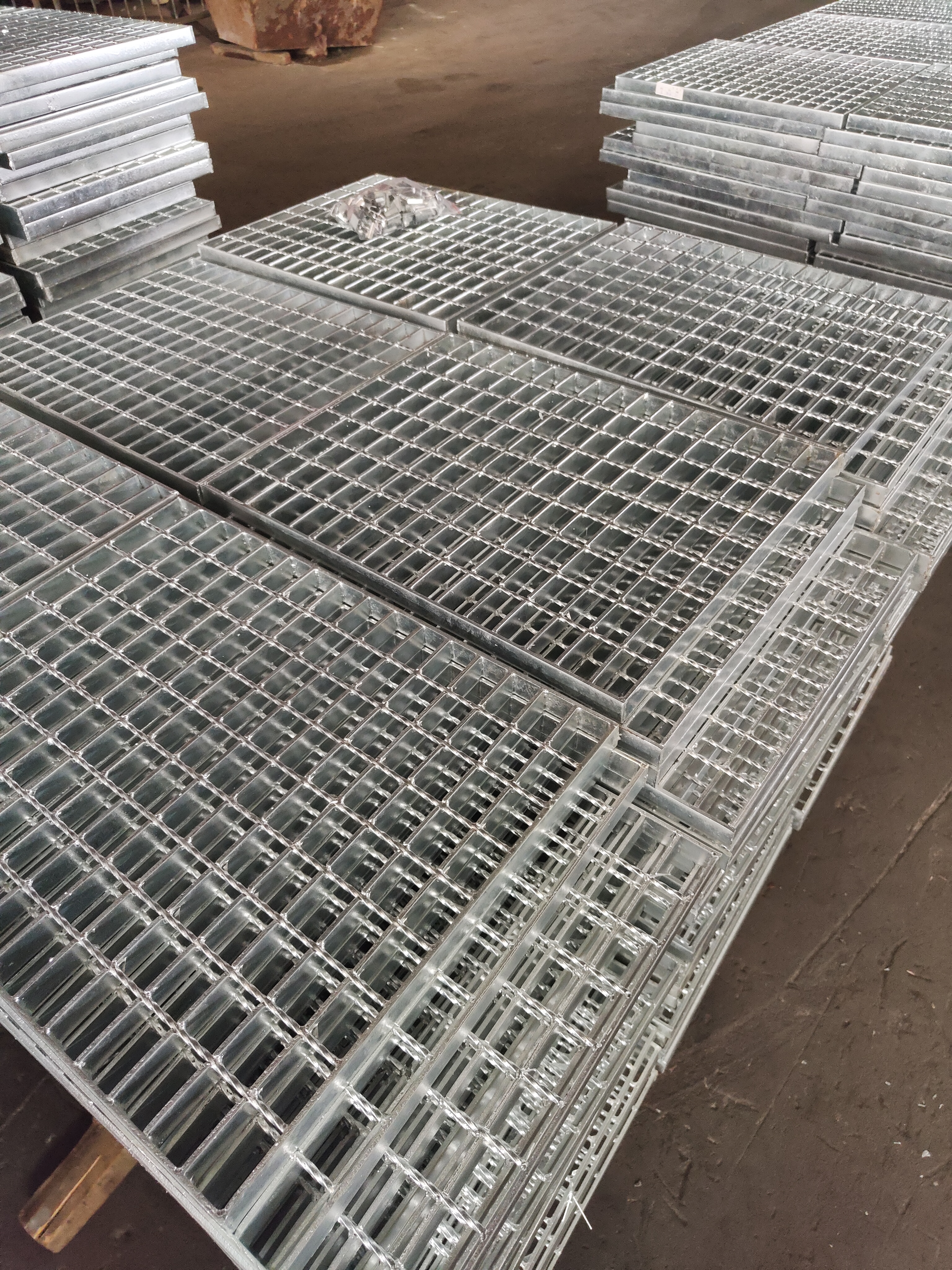 热镀锌钢格板有需要随时咨询公司网址www.hpzhenmai.com