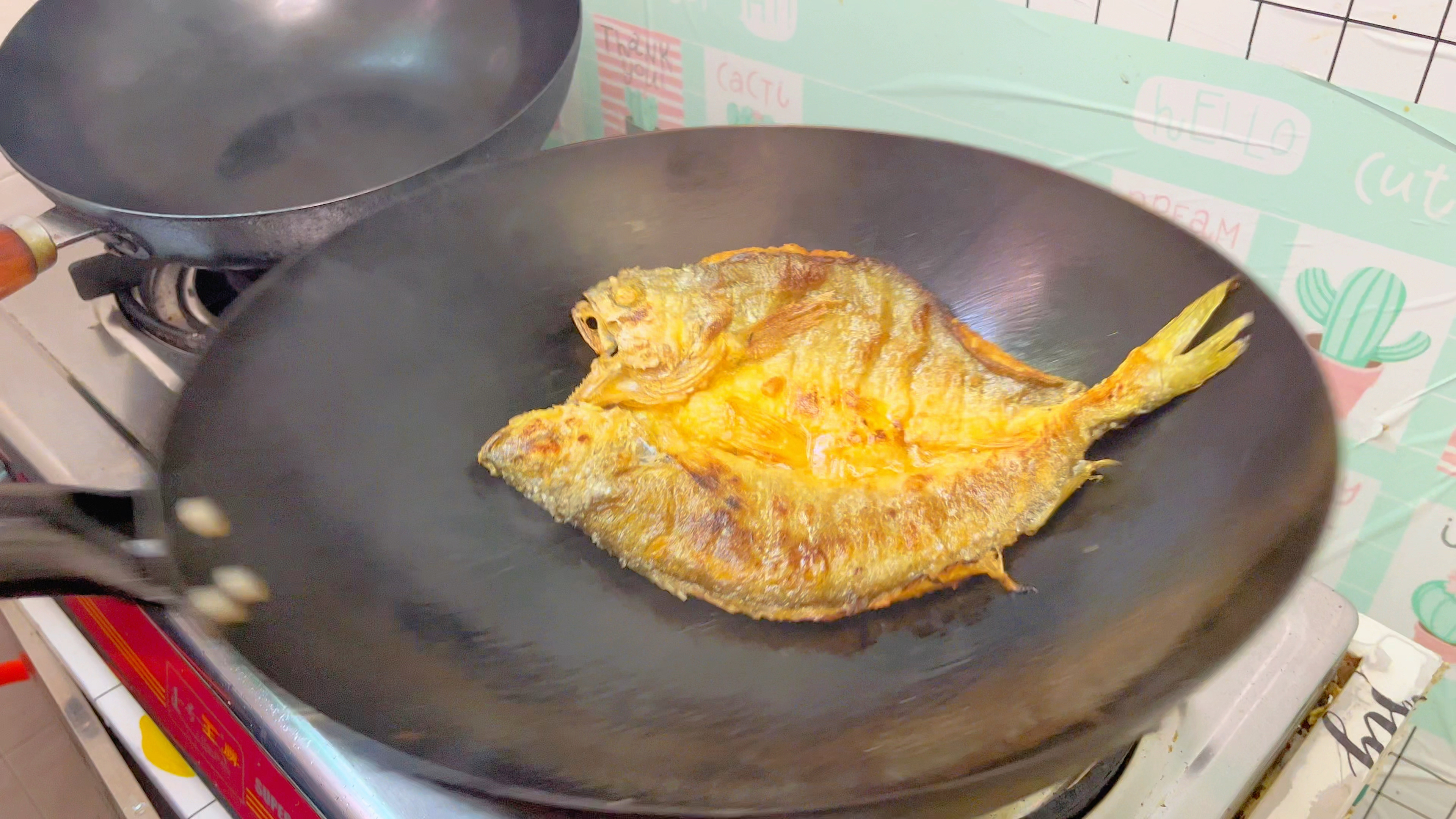 不用油炸的椒盐黄鱼,表皮酥脆鱼肉鲜嫩好吃,煎鱼不粘锅原理