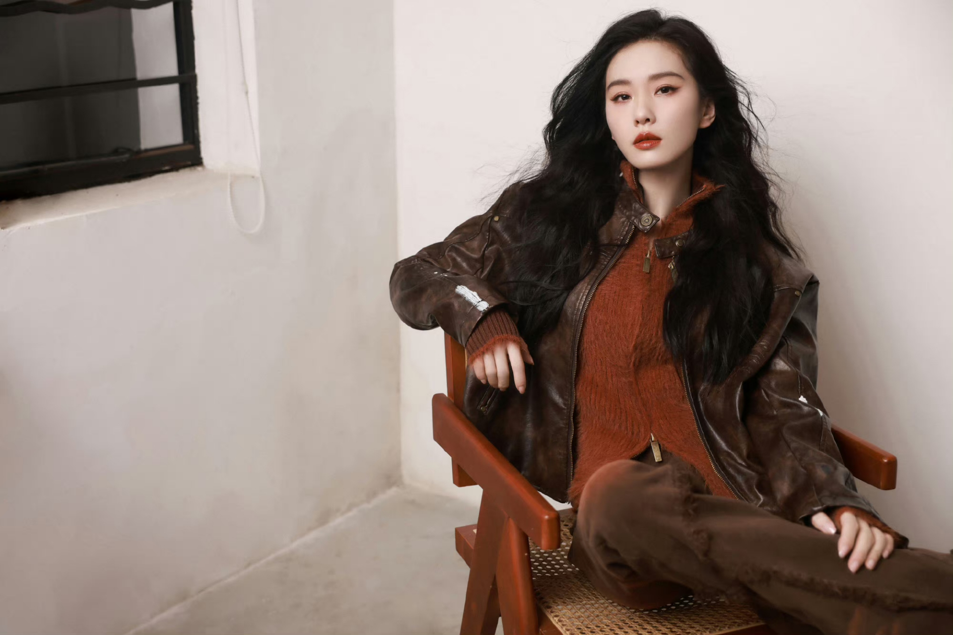 刘诗诗秋冬皮衣造型～既是辣妈又是辣妹,刘诗诗的皮衣造型好酷好帅,这