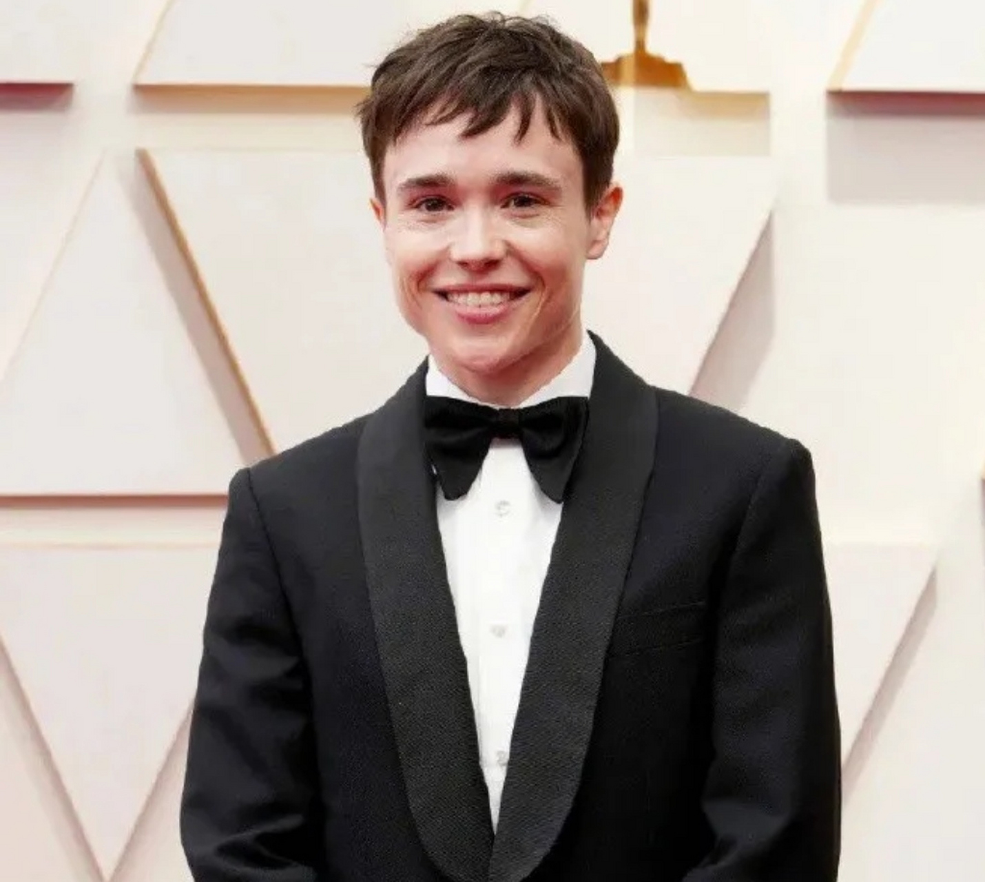 加拿大演员elliotpage变性前后,变化大不大?