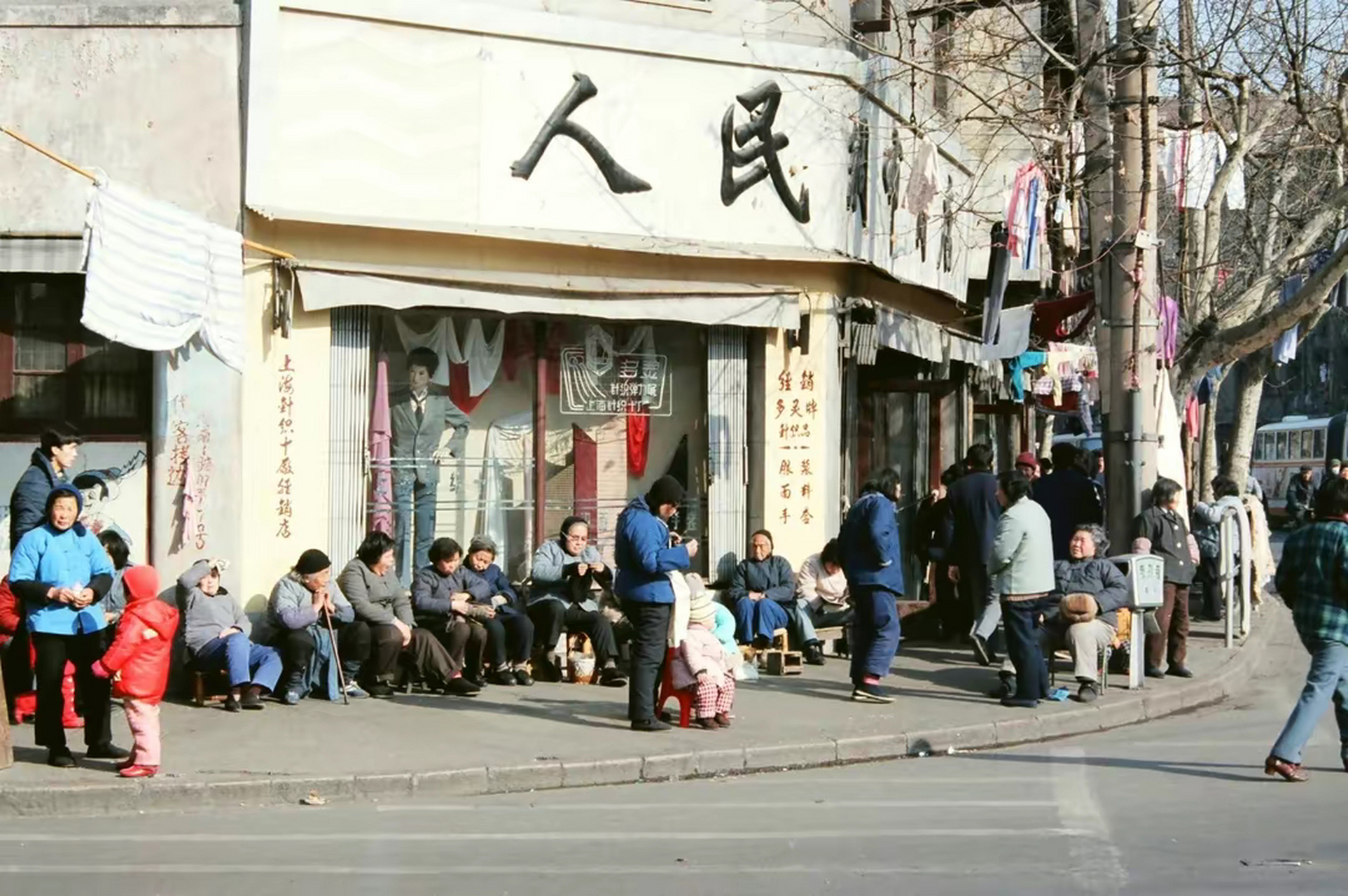 这些弥足珍贵的老照片记录了那时上海的城市风貌,建筑景观以及群众的