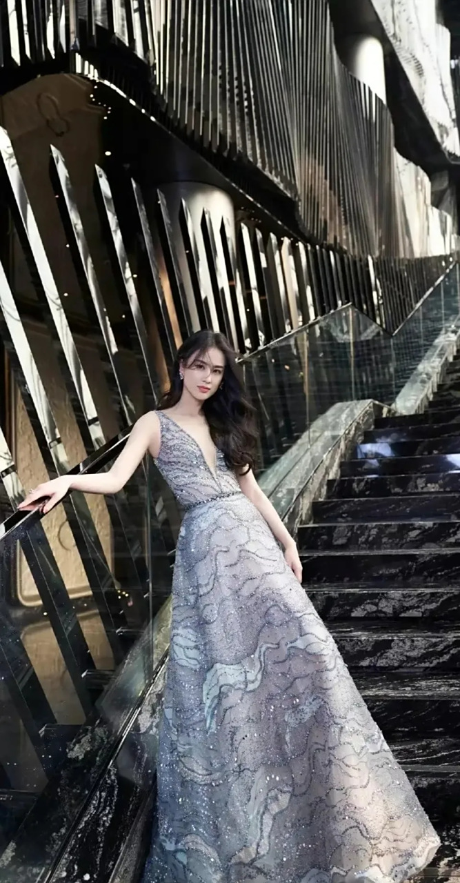 一组黄圣依最新一期,蓝色吊带长裙风情万种气质魅力女人味十足,淡蓝色