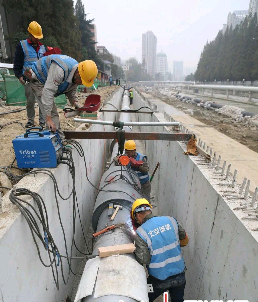 十堰百二河生态修复工程配套蒸汽管道建设全面铺开,事关今冬供暖