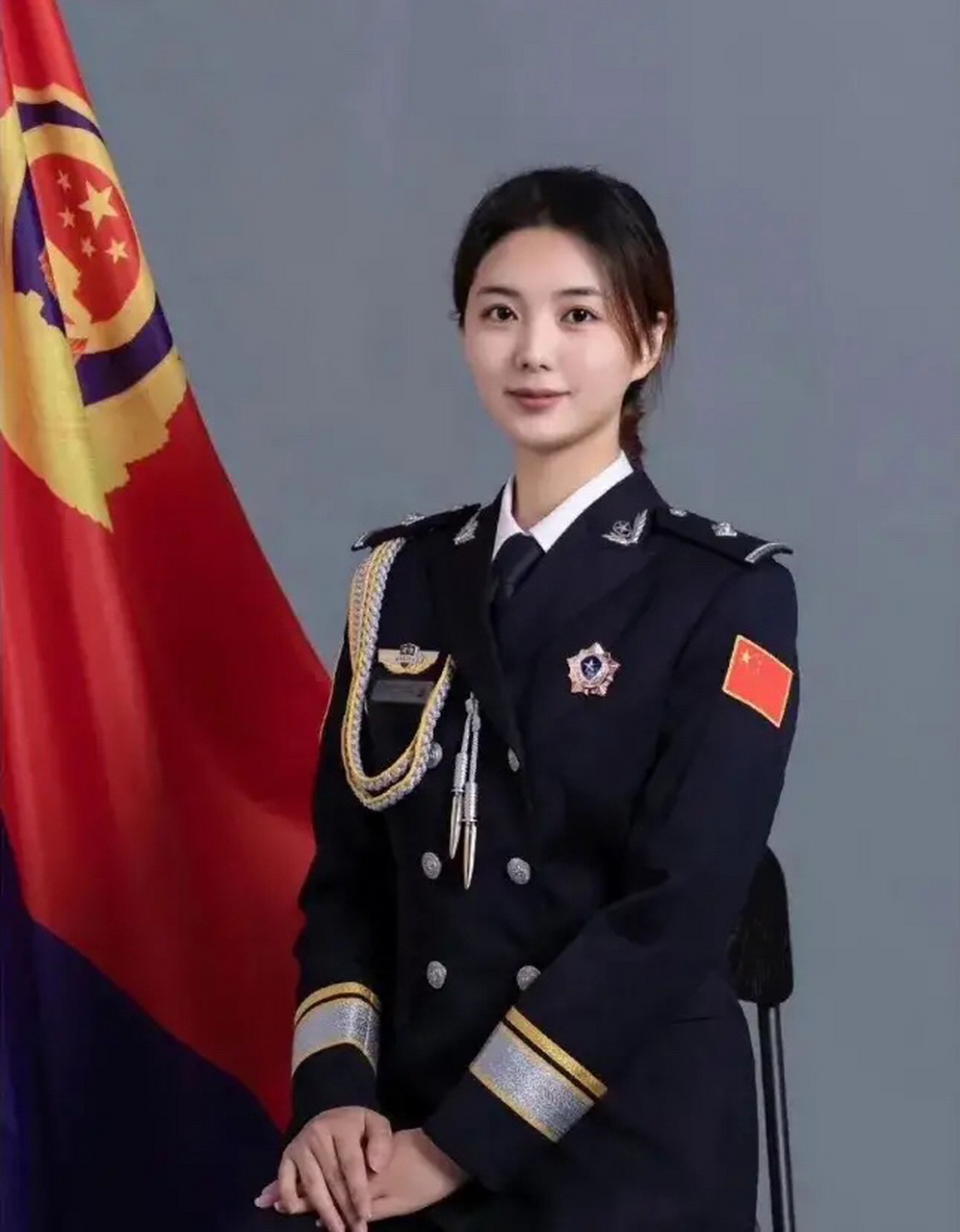 乐享周末分享吧# 中国最美丽的警花,什么明星都没有她漂亮,英姿飒爽