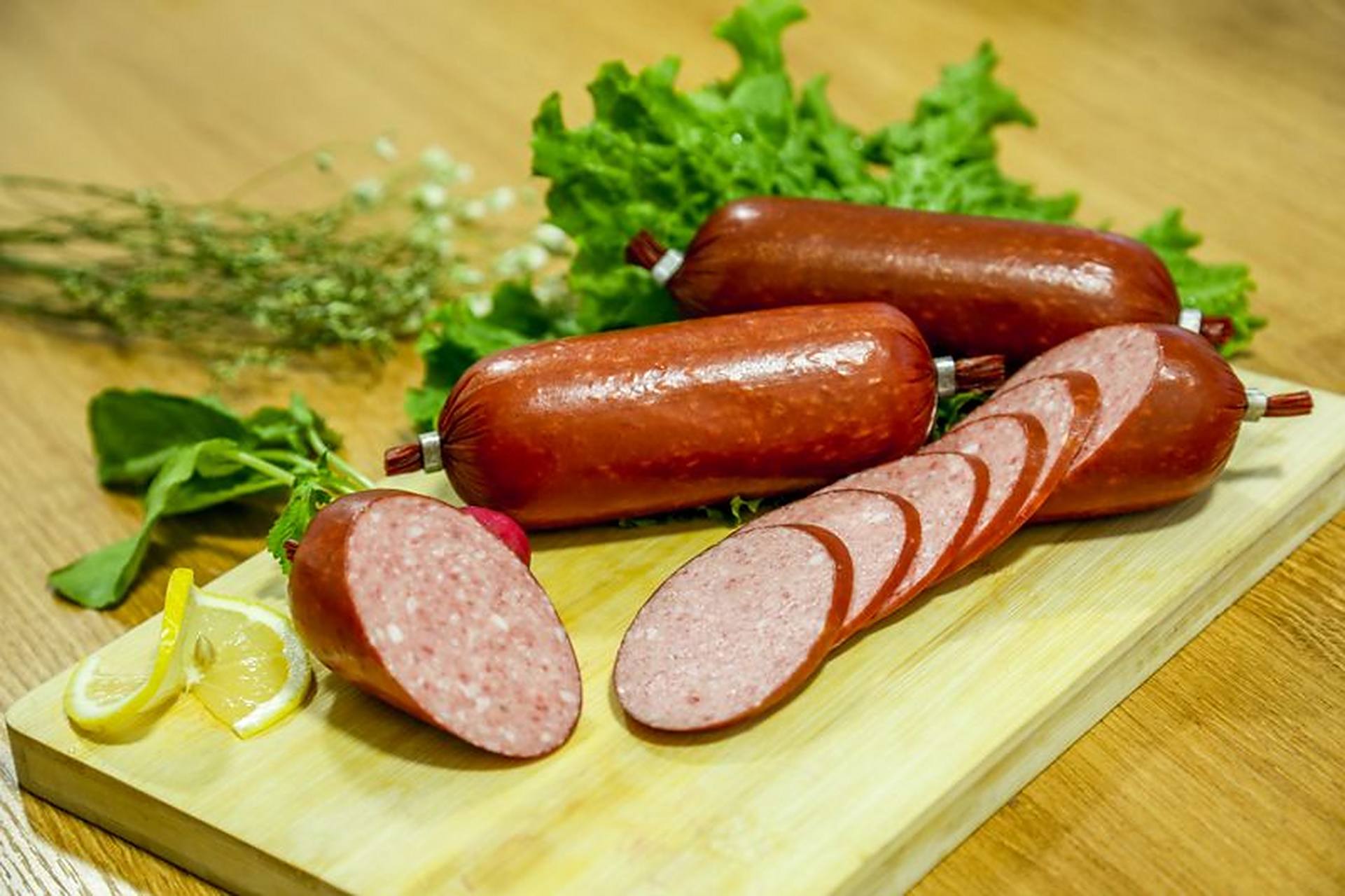 俄罗斯香肠的历史可以追溯到19世纪初期,当时俄罗斯的猎人们在野外