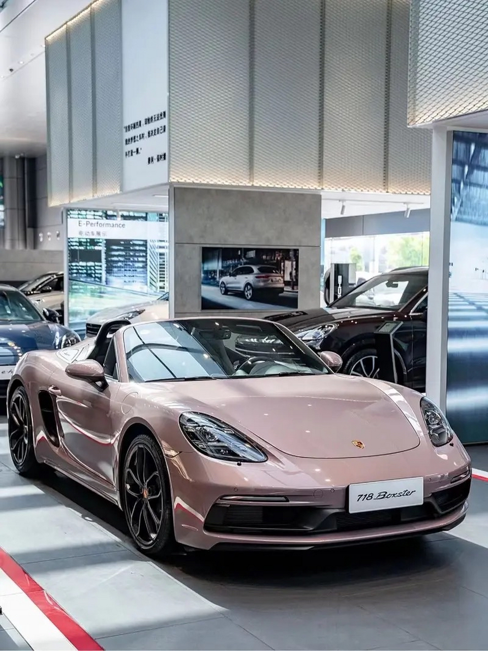 试问有哪一个女孩子能拒绝一辆保时捷718冰莓粉呢?