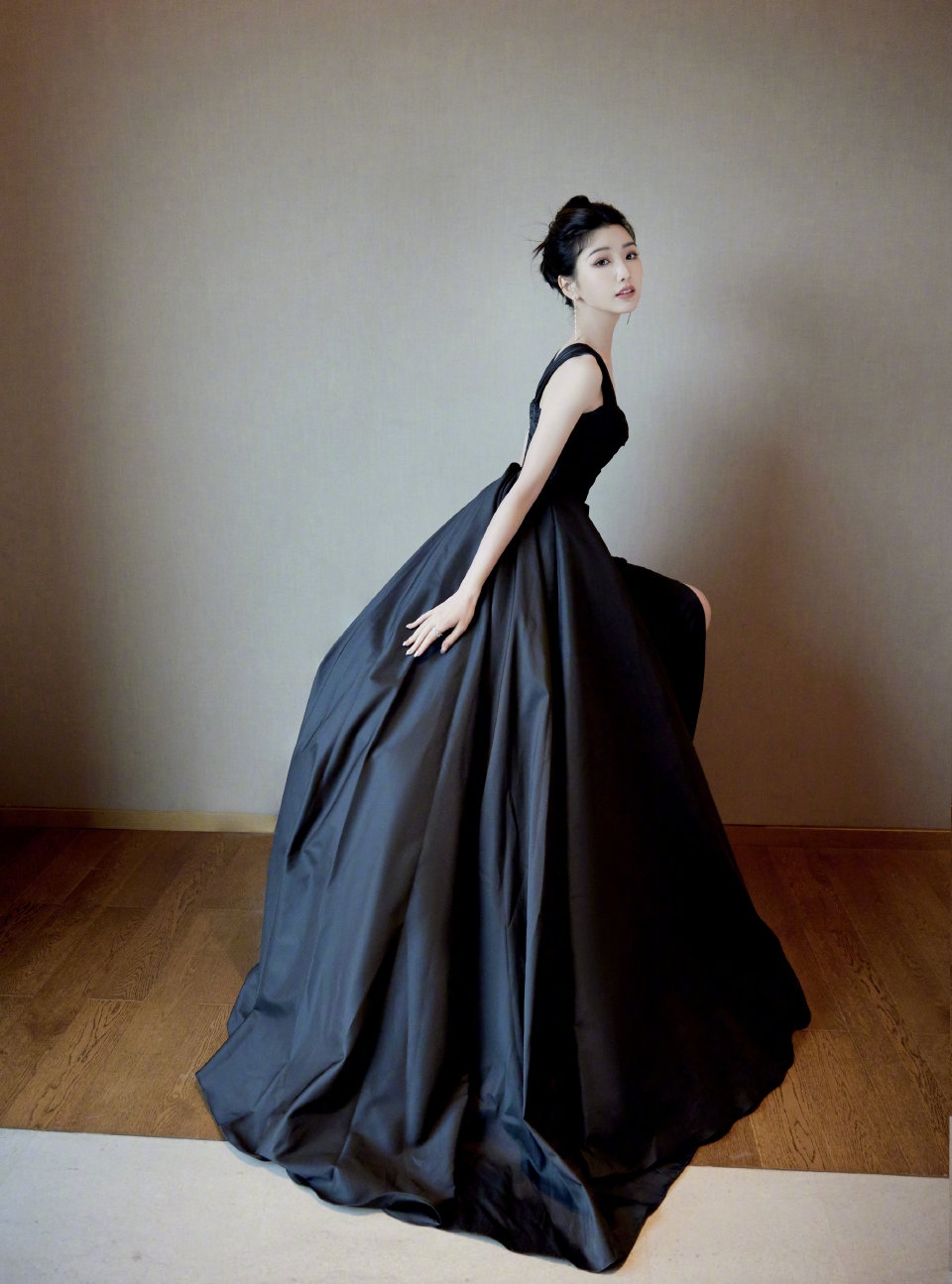 34岁的女神毛晓彤,黑色镂空吊带裙,高级感十足