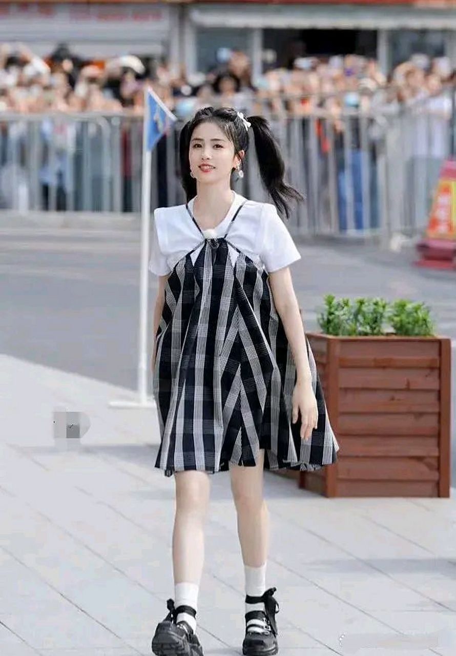 白鹿奔跑吧最新造型,这身打扮也太幼了,双马尾再加上这个小裙子可爱