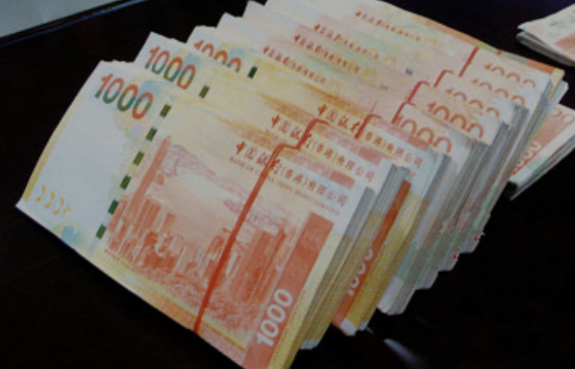 人民币港币双柜台是指银行在境内和境外设立了人民币和港币两个柜台