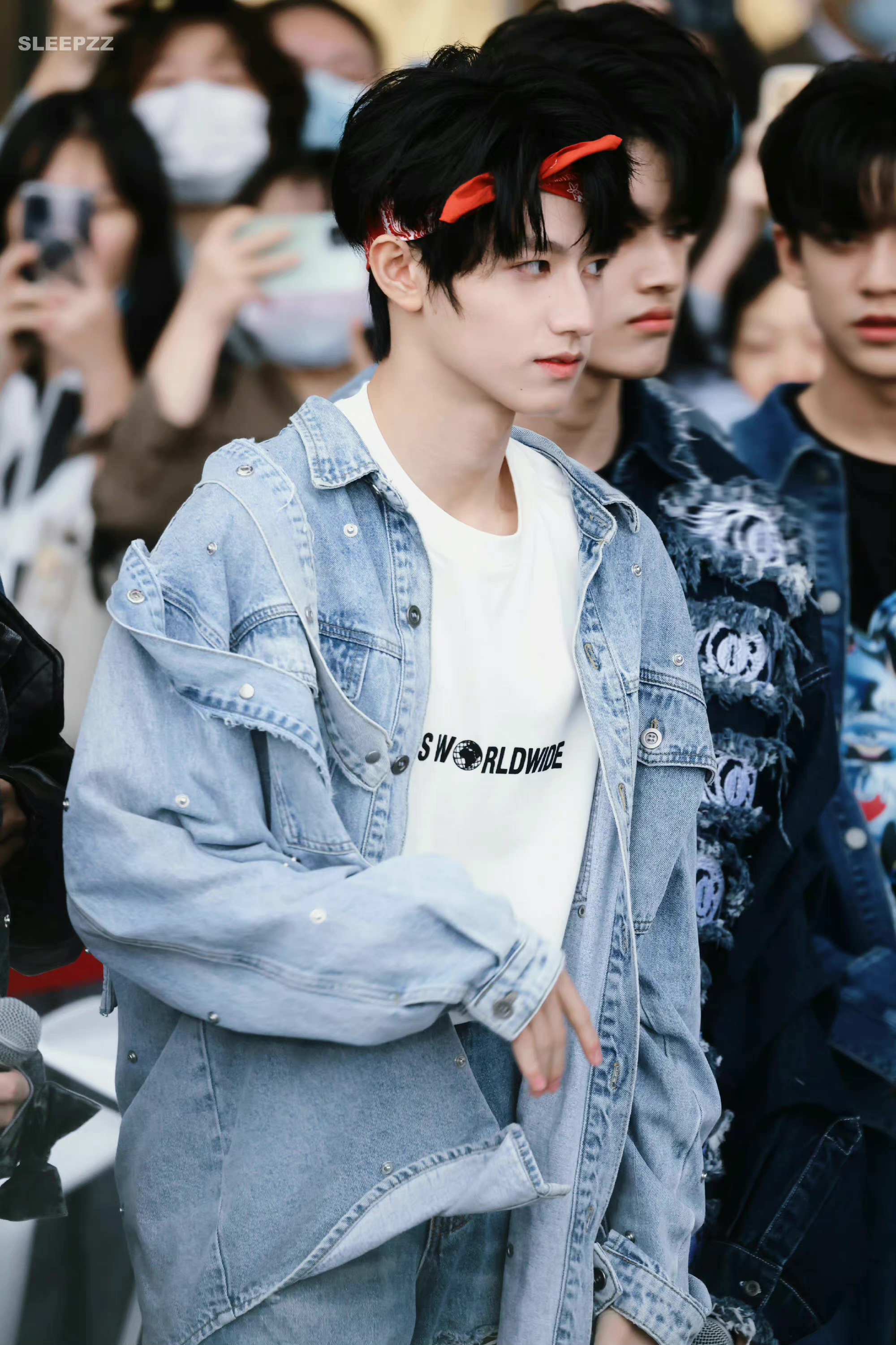 朱志鑫路演饭拍,牛仔外套 红色发带可爱又帅气