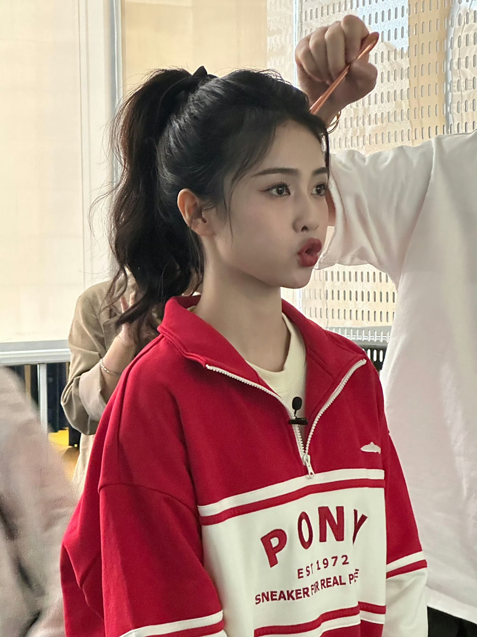 嘟嘟嘴的侧颜真是太可爱啦!喜欢鹿鹿[期待][期待]